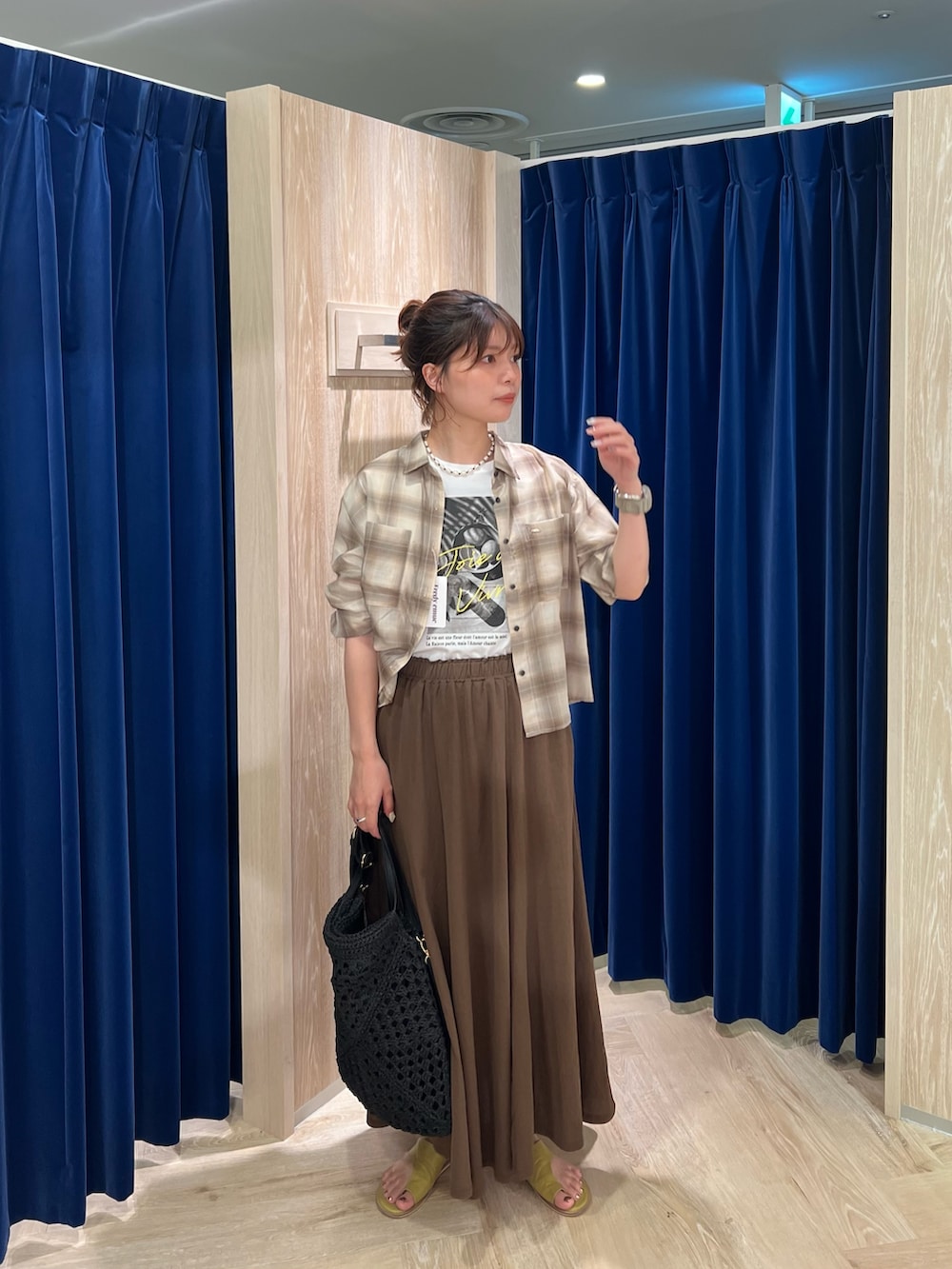 「テーマパークコーデ、夏服コーデ、シンプルスタイル、おでかけコーデ、ラクチンコーデ、パンツコーデ、ワントーンコーデ、スカートスタイル、ロングスカート、キレイめカジュアル、スカートコーデ、ゆるコーデ、デニムジャケット、シアーシャツ、ミニバッグ」｜「fredy emueの異素材ハンドルペーパートート＆ショルダーバッグ（かごバッグ、ブラック系）」を使った、kotani.さん（レディース・165cm）の夏コーディネートの3枚目の写真