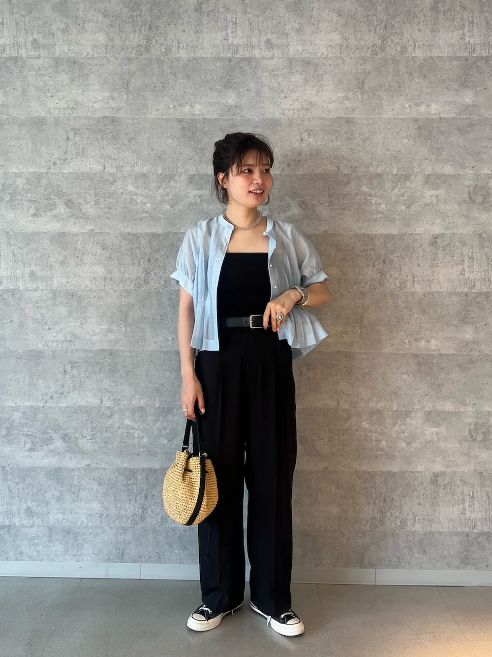 「デニム、オトナ女子、休日スタイル、カジュアルスタイル、大人コーデ、おでかけコーデ、お出かけコーデ、ノースリーブ、大人カジュアルコーデ、着回しコーデ、夏コーデ、ワンピースコーデ、大人かわいい、タンクトップ、キレイめカジュアル」｜「fredy emueのクロップドハーフスリーブブラウス（シャツ/ブラウス、ブルー系）」を使った、kotani.さん（レディース・165cm）の夏コーディネートの2枚目の写真