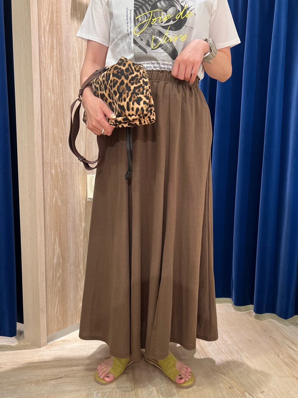 「セットアップ、白Tシャツ、オトナ女子、カジュアルスタイル、休日スタイル、お出かけコーデ、大人コーデ、大人カジュアルコーデ、夏コーデ、キレイめカジュアル、大人かわいい、おでかけコーデ、ホワイト、初夏コーデ、着回しコーデ」｜「fredy emueのLemonPhotoシルケット半袖Tシャツ（Tシャツ/カットソー、ホワイト系）」を使った、kotani.さん（レディース・165cm）の夏コーディネートの4枚目の写真