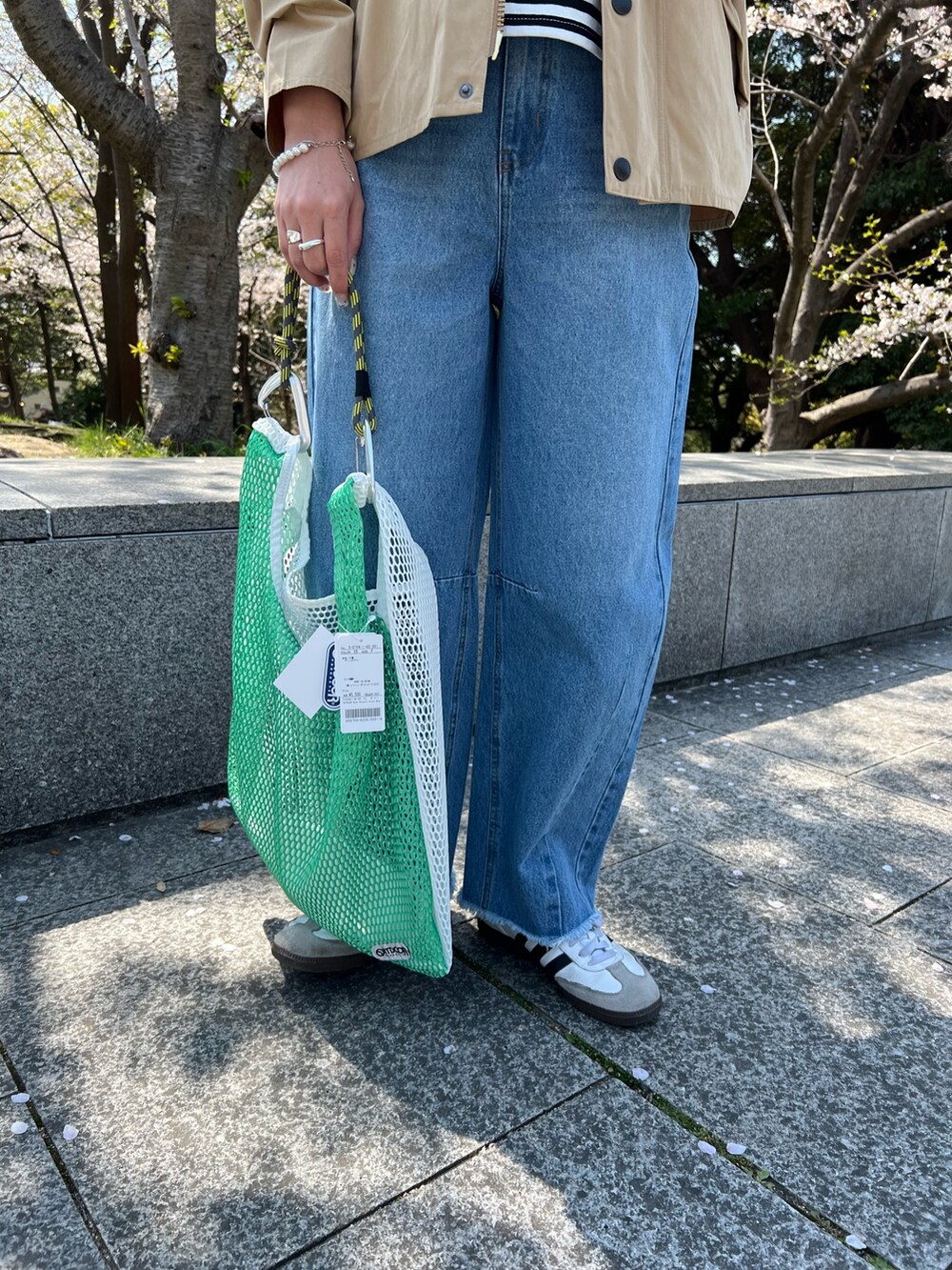 「デニムシャツ、春めき満開コーデ、デニムジャケット、カジュアルスタイル、楽チンコーデ、春カラー、スニーカーコーデ、オトナカワイイ、スニーカー女子、カジュアルガーリー、オトナカジュアル、ホワイト、デニムスタイル、ネイビー、ボーダー」｜「Barbourの【barbour】os transporter casual jacket（ダウンジャケット/コート、ベージュ系）」を使った、kotani.さん（レディース・165cm）の春コーディネートの4枚目の写真