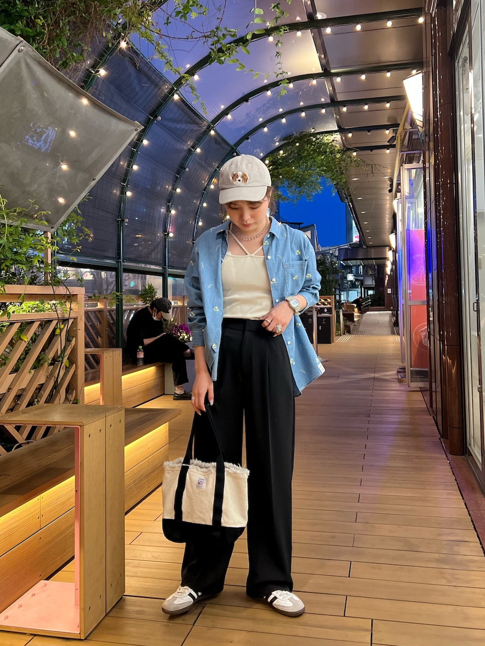 「デニムシャツ、デニムジャケット、春色、春、キレイめカジュアル、春服コーデ、楽チンコーデ、大人ファッション、ラフコーデ、大人コーデ、デニムコーデ、ブラウスコーデ、春服、シャツ好き集まれ、シャツコーデ」｜「fredy emueのとろみツイルタックスラックス【レングス長め丈あり】（スラックス、ブラック系）」を使った、kotani.さん（レディース・165cm）の春コーディネートの2枚目の写真