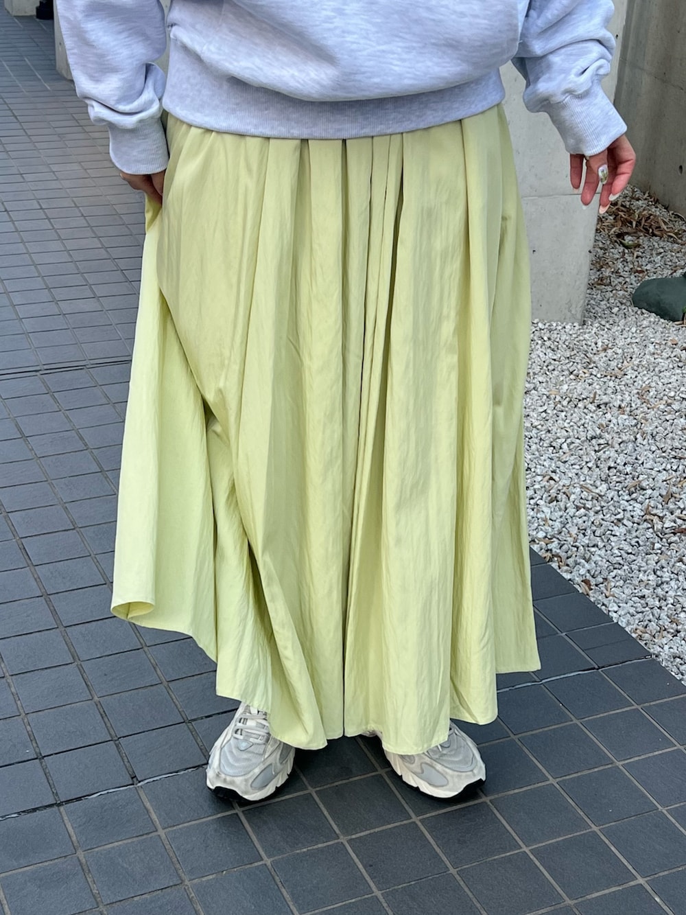 「ロンT、春服、おでかけコーデ、春カラー、きれいめコーディネート、カジュアルスタイル、休日スタイル、春夏コーデ、ラクチンコーデ、スカートスタイル、デニムコーデ、古着MIX、ブラックコーデ、春ニット、大人女子」｜「GLOSTERの【GLOSTER】×【E.T.】フォトプリント スウェット プルオーバーフーディ パーカー（パーカー、グレー系）」を使った、kotani.さん（レディース・165cm）の春コーディネートの3枚目の写真