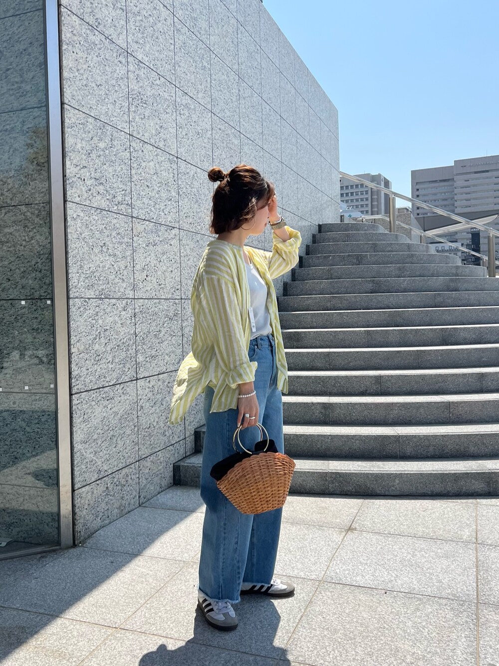 「デニムシャツ、春色、春めき満開コーデ、ストライプシャツ、オトナ女子、ゆるコーデ、キレイめ、着回しコーデ、トレンド、オトナカワイイ、デイリーカジュアル、ラクチンコーデ、ベーシック/トラッド、大人ガーリー、カジュアルスタイル」｜「fredy emueのLINEN100バンドカラーシャツ（シャツ/ブラウス、イエロー系）」を使った、kotani.さん（レディース・165cm）の春コーディネートの3枚目の写真