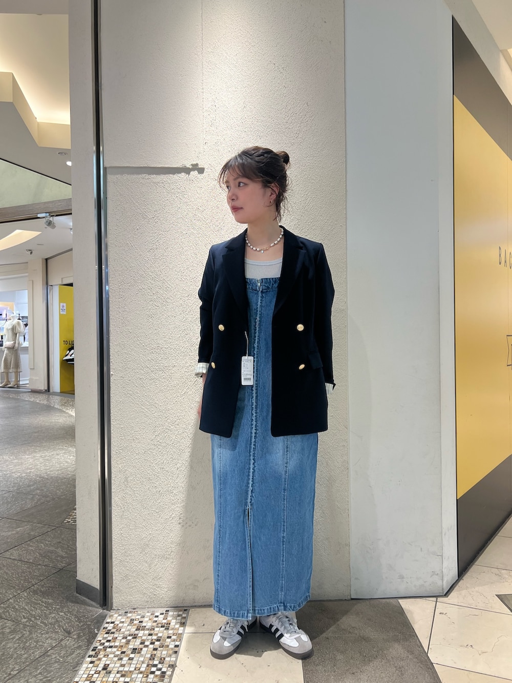 「ロンT、古着MIX、春コーデ、トラックジャケット、オトナカジュアル、お出かけコーデ、休日スタイル、春カラー、大人コーデ、大人可愛い、モノトーンコーデ、アディダス、オーバーサイズ、デニムシャツ、デニムワンピース」｜「fredy emueのダブルブレストジャケット（テーラードジャケット、ブルー系）」を使った、kotani.さん（レディース・165cm）の春コーディネートの3枚目の写真