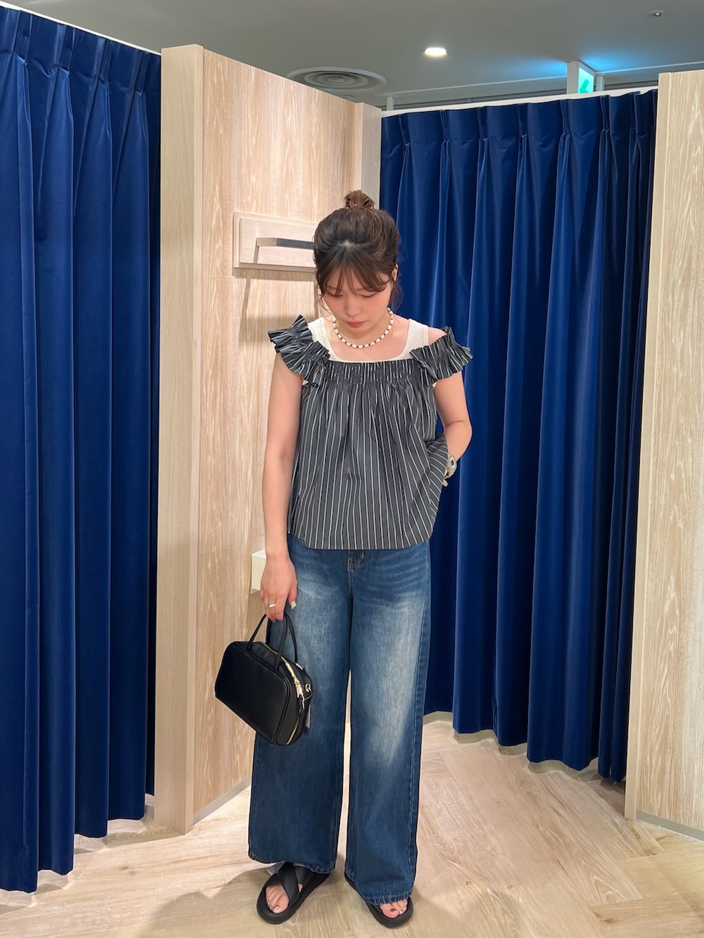 「デニム、ノースリーブ、オトナ女子、カジュアルスタイル、休日スタイル、お出かけコーデ、大人コーデ、大人カジュアルコーデ、夏コーデ、キレイめカジュアル、大人かわいい、おでかけコーデ、シャツコーデ、初夏コーデ、着回しコーデ」｜「fredy emueの【MEI /メイ】クロスアッパーサンダル（その他シューズ、ブラック系）」を使った、kotani.さん（レディース・165cm）の夏コーディネートの2枚目の写真