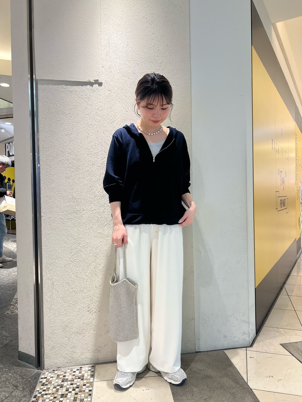 「ロンT、春コーデ、オトナカジュアル、お出かけコーデ、休日スタイル、春、春カラー、大人コーデ、オトナ女子、大人可愛い、トートバッグ、モノトーンコーデ、ママファッション、淡色コーデ、トラックジャケット」｜「fredy emueのニットアノラックプルオーバー（ニット/セーター、ブルー系）」を使った、kotani.さん（レディース・165cm）の春コーディネートの3枚目の写真