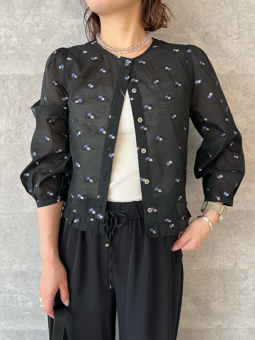「柄シャツ、ワイドパンツ、シャツスタイル、白Tシャツ、淡色コーデ、シンプルコーデ、大人女子、楽チンコーデ、春服コーデ、オトナカワイイ、オトナカジュアル、きれいめコーデ、ワントーンコーデ、ゆるコーデ、レーストップス」｜「fredy emueのフラワージャガードシアーブラウス（シャツ/ブラウス、ブラック系）」を使った、kotani.さん（レディース・165cm）の春コーディネートの4枚目の写真