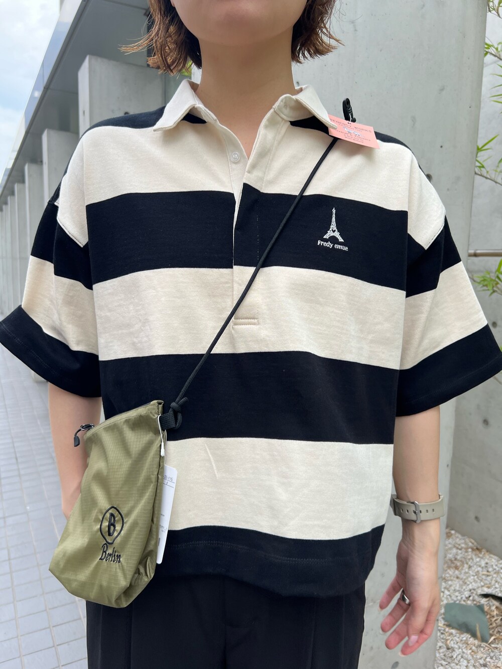 「ボーダー、サンダル、白Tシャツ、雨の日コーデ、モノトーン、大人かわいい、シンプル、楽チンコーデ、ゆるコーデ、大人コーデ、夏コーデ、通勤コーデ、ミニバッグ、キレイめ、黒Tシャツ」｜「fredy emueのワンポイント刺繍半袖ラガーシャツ（Tシャツ/カットソー、グレー系）」を使った、kotani.さん（レディース・165cm）の夏コーディネートの3枚目の写真