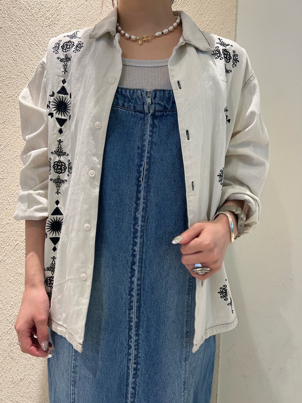 「古着MIX、春コーデ、春めき満開コーデ、大人可愛い、パンツコーデ、ゆるコーデ、カジュアルコーデ、オトナ女子、お出かけコーデ、休日スタイル、スカートスタイル、ロゴT、ラクチンコーデ、リラックススタイル」｜「fredy emueのフロントZIPデニムジャンスカ（ワンピース、ブルー系）」を使った、kotani.さん（レディース・165cm）の春コーディネートの2枚目の写真