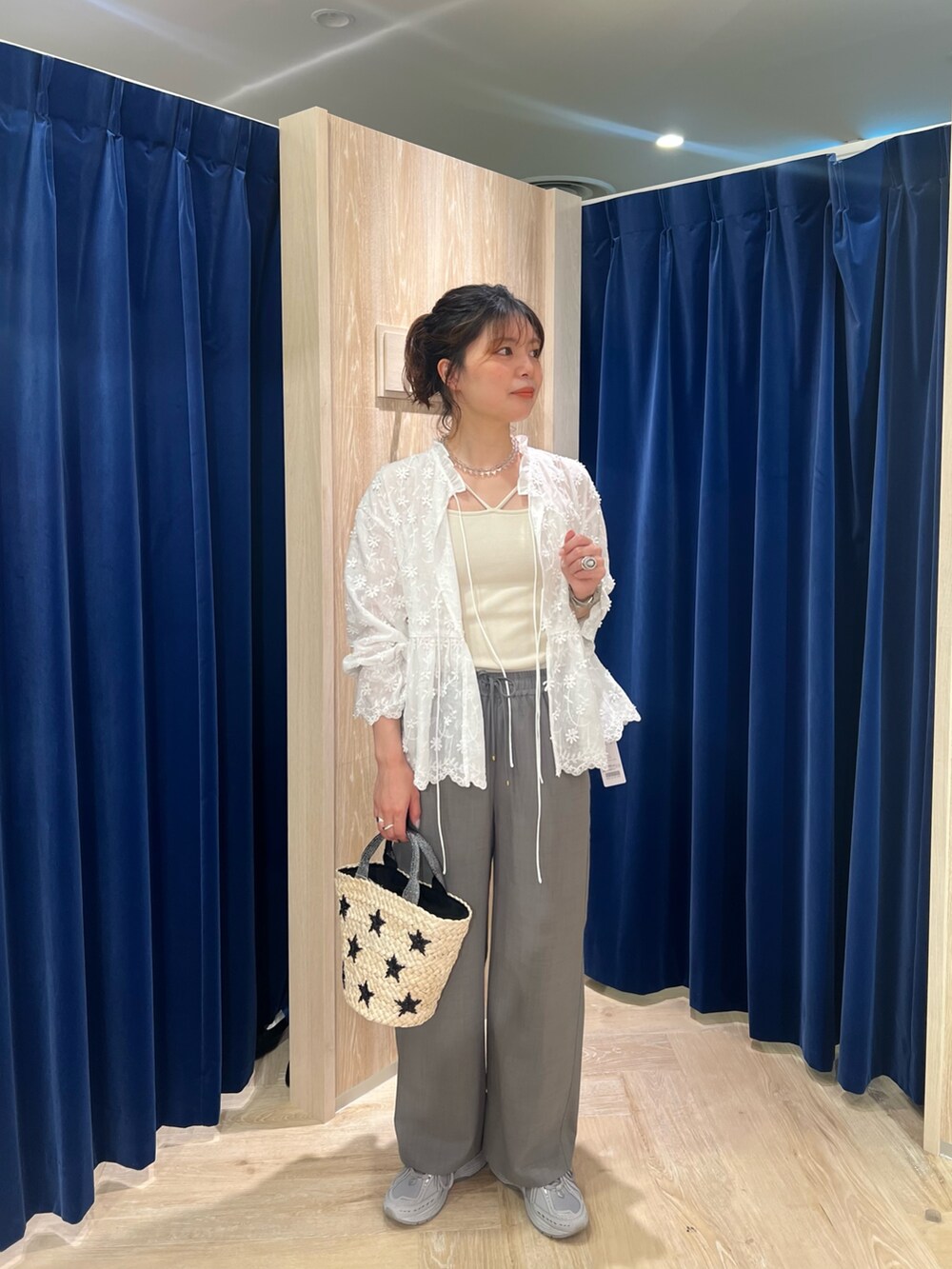 「レイヤードスタイル、ワイドパンツ、サンダル、シャツスタイル、白Tシャツ、シンプルコーデ、楽チンコーデ、春服コーデ、オトナカワイイ、オトナカジュアル、きれいめコーデ、ワントーンコーデ、ゆるコーデ、レーストップス、ミニバッグ」｜「fredy emueの3D刺繍チュニックブラウス（シャツ/ブラウス、ホワイト系）」を使った、kotani.さん（レディース・165cm）の春コーディネートの2枚目の写真