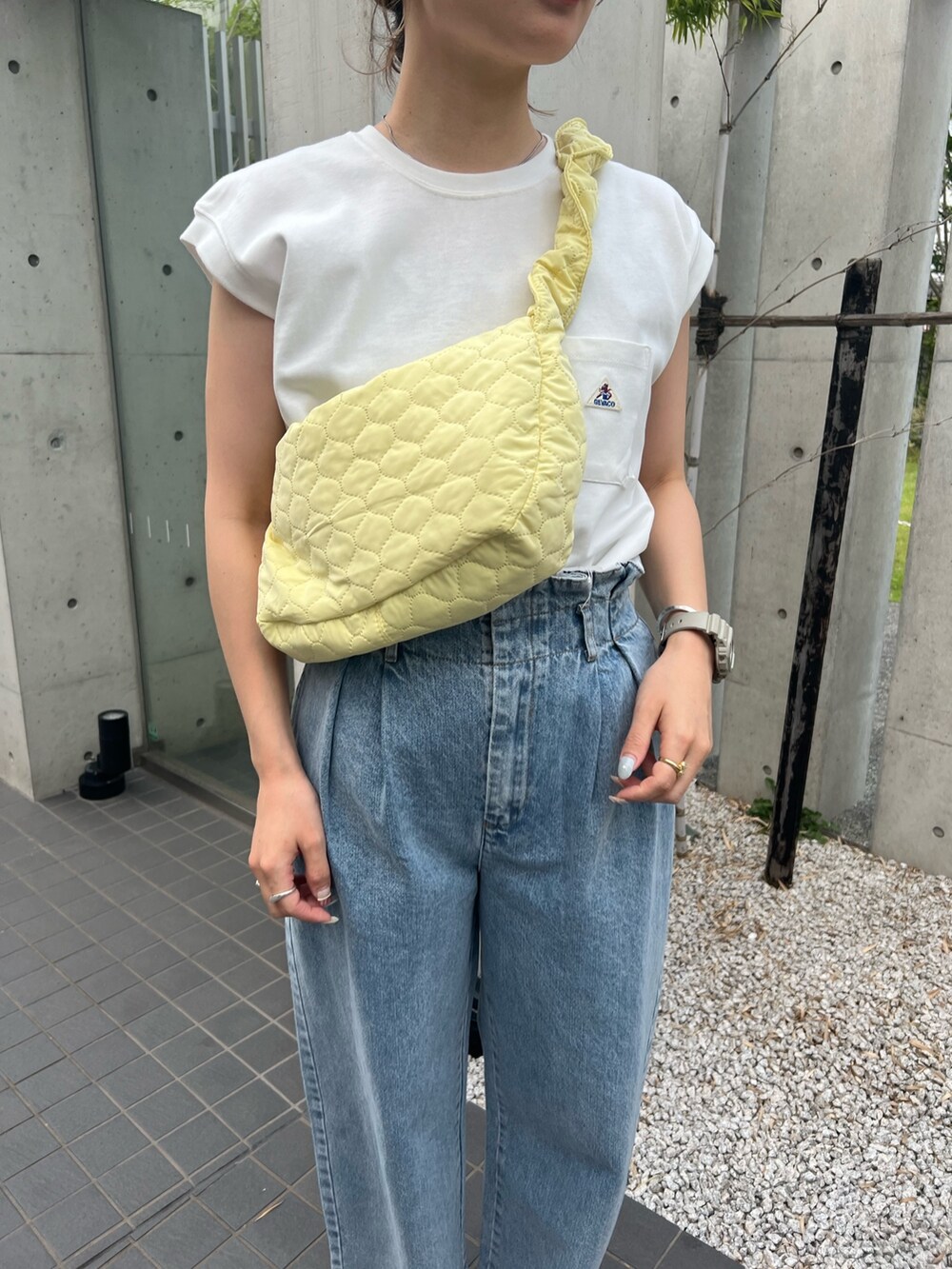 「スニーカー、ショルダーバッグ、デニム、ノースリーブ、GEVACO、大人カジュアル、着回しコーデ、サンダルコーデ、今日のコーデ、シンプルスタイル、シンプル、キャップ、夏だ！Tシャツ着よう！、お出かけコーデ、フェススタイル」｜「GEVACOの【GEVACO/ゲバコ】ヘビー天竺フレンチスリーブＴシャツ（Tシャツ/カットソー、ホワイト系）」を使った、kotani.さん（レディース・165cm）の夏コーディネートの2枚目の写真