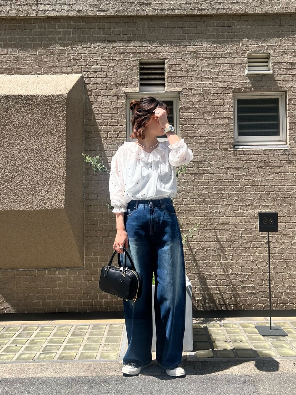 「大人カジュアル、お出かけコーデ、春ファッション、シンプルスタイル、春カラー、大人かわいい、きれいめコーデ、ゆるコーデ、カジュアルガーリー、モノトーンコーデ、春服、スニーカーコーデ、キレイめカジュアル、大人コーデ、ショルダーバッグ」｜「fredy emueのドット刺繍フリルカラーブラウス（シャツ/ブラウス、ホワイト系）」を使った、kotani.さん（レディース・165cm）の春コーディネートの2枚目の写真