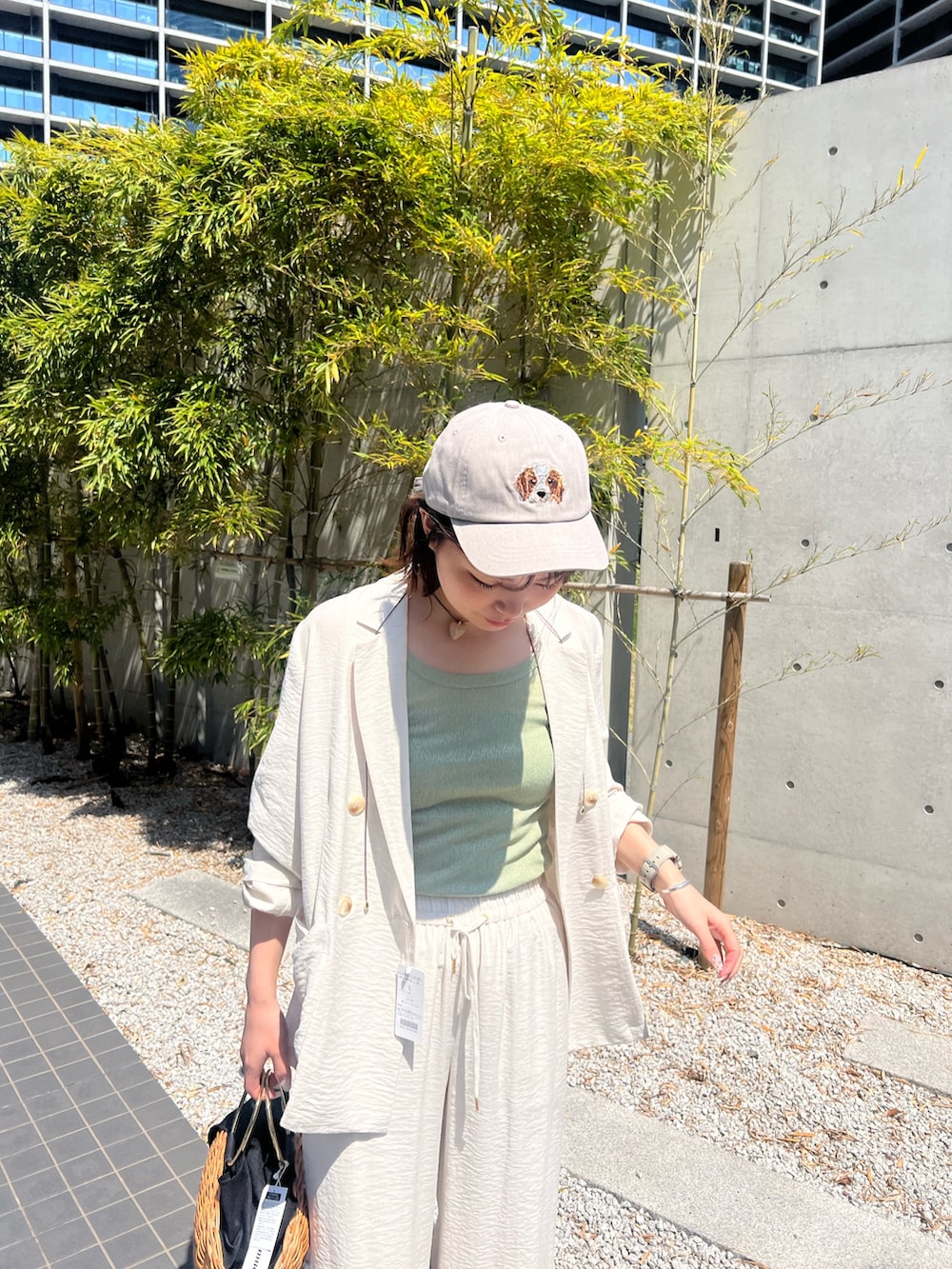 「リネン、リネンジャケット、かごバッグ、大人カジュアル、デニムシャツ、スニーカー、カーディガン、初夏コーデ、春コーデ、ラクチンコーデ、キレイめ、ゆるコーデ、大人ファッション、きれいめコーディネート、春」｜「fredy emueの《セットアップ対応》リネン混スラブツイルダブルジャケット（テーラードジャケット、ベージュ系）」を使った、kotani.さん（レディース・165cm）の春コーディネートの3枚目の写真