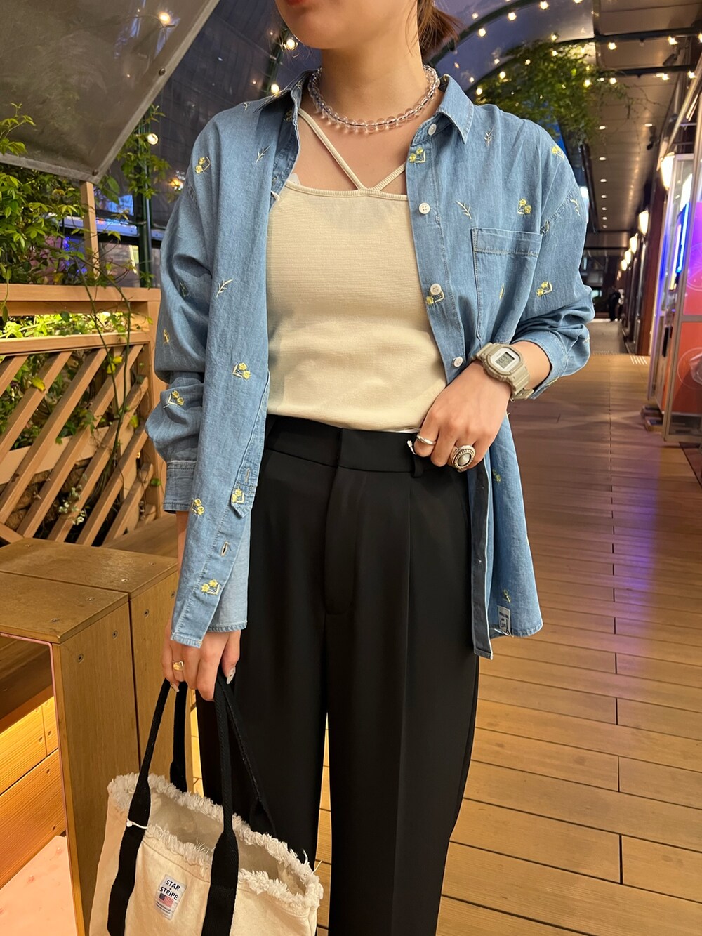 「デニムシャツ、デニムジャケット、春色、春、キレイめカジュアル、春服コーデ、楽チンコーデ、大人ファッション、ラフコーデ、大人コーデ、デニムコーデ、ブラウスコーデ、春服、シャツ好き集まれ、シャツコーデ」｜「fredy emueのとろみツイルタックスラックス【レングス長め丈あり】（スラックス、ブラック系）」を使った、kotani.さん（レディース・165cm）の春コーディネートの4枚目の写真