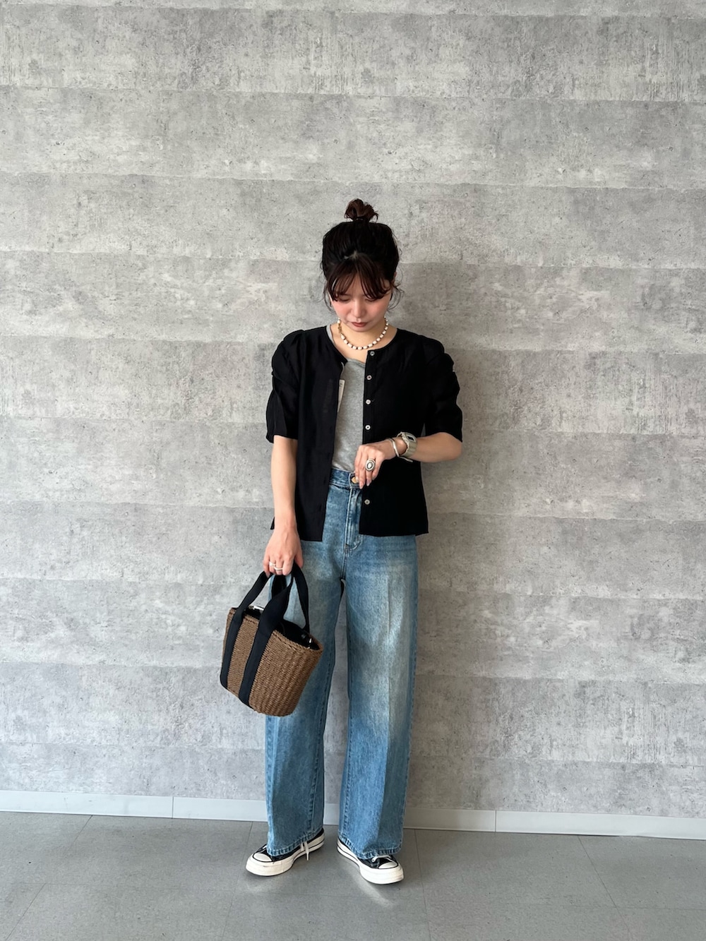 「デニム、ロゴT、サングラス、白Tシャツ、グルカサンダル、シアートップス、キャップ、カラーコーデ、パンツスタイル、夏、夏ファッション、きれいめコーデ、スカートコーデ、ラクチンコーデ、オトナカジュアル」｜「fredy emueのラメニットタンクトップ（タンクトップ、グレー系）」を使った、kotani.さん（レディース・165cm）の夏コーディネートの2枚目の写真