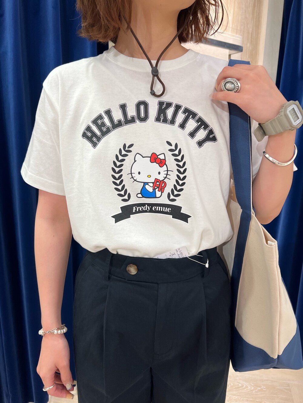 「キティーちゃん、キティちゃんコラボ、キティちゃんコーデ、ワイドパンツ、シャツスタイル、白Tシャツ、シンプルコーデ、大人女子、楽チンコーデ、春服コーデ、オトナカワイイ、きれいめコーデ、オトナカジュアル、ゆるコーデ、タックパンツ」｜「fredy emueのチノタックパンツ（チノパンツ、ブルー系）」を使った、kotani.さん（レディース・165cm）の春コーディネートの3枚目の写真