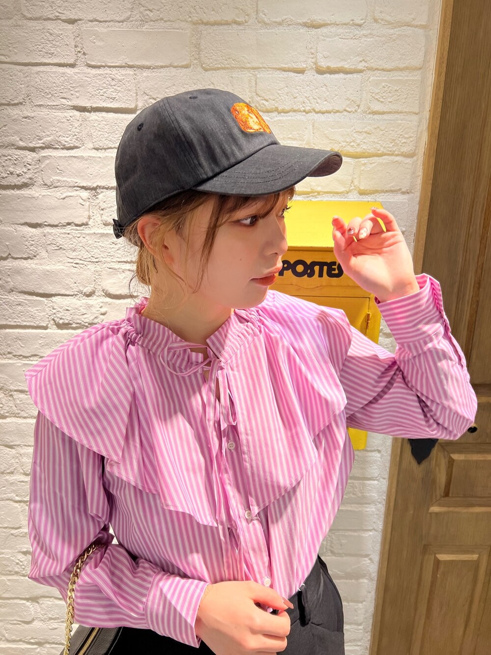 「ブラウス、スラックス、カラーコーデ、コンバース、オトナカジュアル、シンプルコーデ、キャップ、襟付きトップス、ストライプ、ストライプシャツ、春コーデ」｜「fredy emueのスラックスセンタープレスパンツ（スラックス、ブラック系）」を使った、kotani.さん（レディース・165cm）の春コーディネートの3枚目の写真