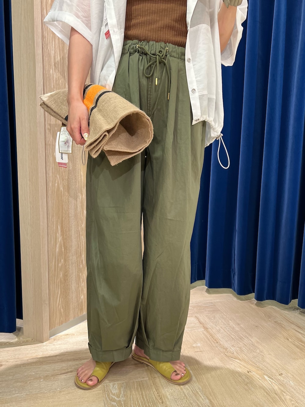 「サーカスパンツ、ミリタリーパンツ、カジュアルスタイル、休日スタイル、お出かけコーデ、大人コーデ、大人カジュアルコーデ、夏コーデ、キレイめカジュアル、大人かわいい、おでかけコーデ、初夏コーデ、着回しコーデ、テーマパークコーデ、スポーツサンダル」｜「fredy emueのシアーフーディハーフスリーブシャツ（シャツ/ブラウス、ホワイト系）」を使った、kotani.さん（レディース・165cm）の夏コーディネートの4枚目の写真