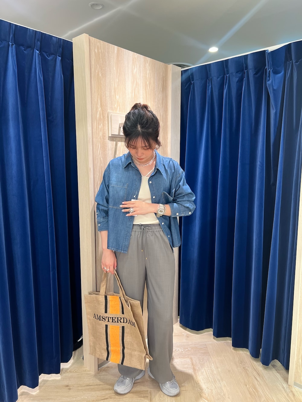 「デニム、デニムシャツ、シャツスタイル、白Tシャツ、淡色コーデ、シンプルコーデ、大人女子、楽チンコーデ、春服コーデ、オトナカワイイ、きれいめコーデ、オトナカジュアル、ゆるコーデ、ワントーンコーデ、タックパンツ」｜「fredy emueのハートポケ付きデニムシャツ（シャツ/ブラウス、ブルー系）」を使った、kotani.さん（レディース・165cm）の春コーディネートの2枚目の写真