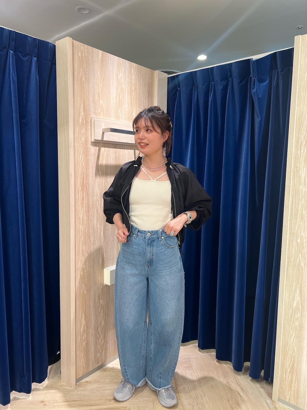 「ワイドパンツ、サンダル、白Tシャツ、シンプルコーデ、楽チンコーデ、春服コーデ、オトナカワイイ、きれいめコーデ、オトナカジュアル、ゆるコーデ、ワントーンコーデ、シアーシャツ、日焼け対策、レイヤードスタイル、シャツスタイル」｜「fredy emueのカーブデニムパンツ（デニムパンツ、ブルー系）」を使った、kotani.さん（レディース・165cm）の春コーディネートの2枚目の写真