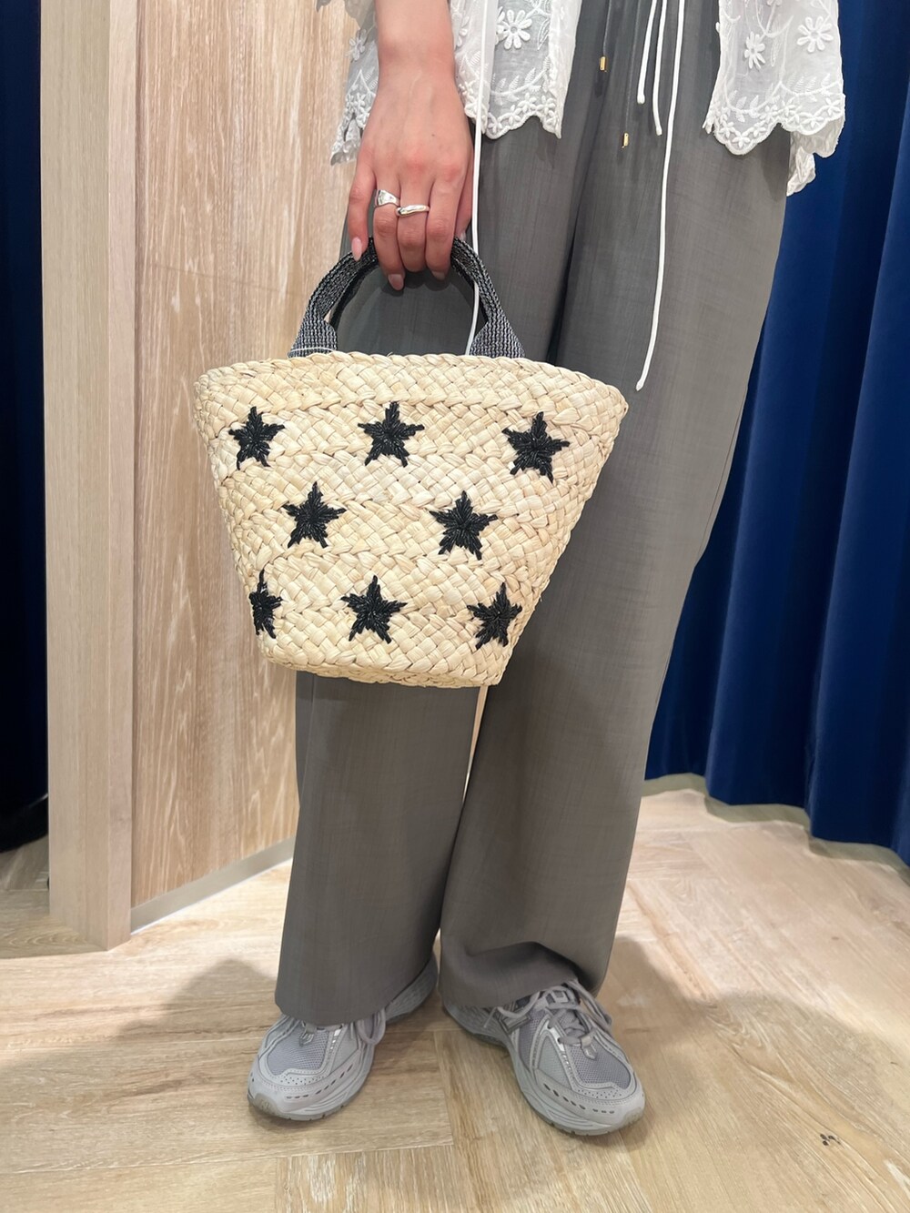 「レイヤードスタイル、ワイドパンツ、サンダル、シャツスタイル、白Tシャツ、シンプルコーデ、楽チンコーデ、春服コーデ、オトナカワイイ、オトナカジュアル、きれいめコーデ、ワントーンコーデ、ゆるコーデ、レーストップス、ミニバッグ」｜「fredy emueの3D刺繍チュニックブラウス（シャツ/ブラウス、ホワイト系）」を使った、kotani.さん（レディース・165cm）の春コーディネートの4枚目の写真