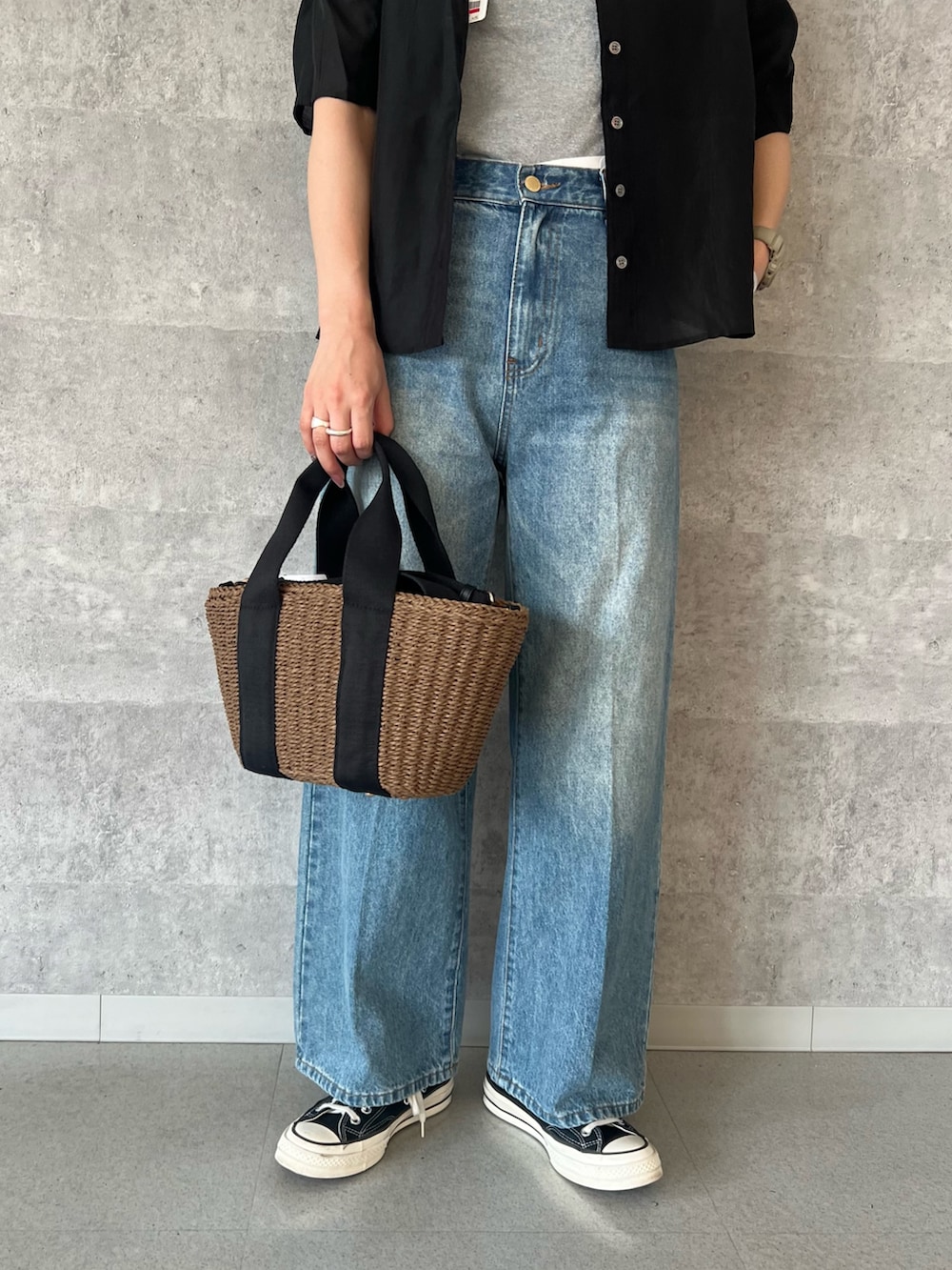 「デニム、ロゴT、サングラス、白Tシャツ、グルカサンダル、シアートップス、キャップ、カラーコーデ、パンツスタイル、夏、夏ファッション、きれいめコーデ、スカートコーデ、ラクチンコーデ、オトナカジュアル」｜「fredy emueのラメニットタンクトップ（タンクトップ、グレー系）」を使った、kotani.さん（レディース・165cm）の夏コーディネートの4枚目の写真