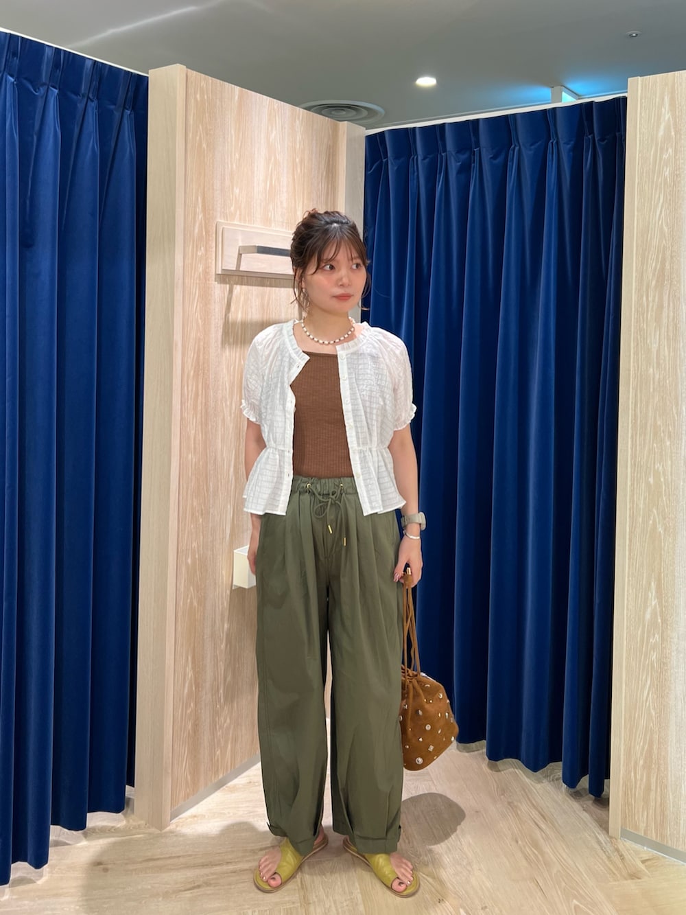 「デニム、夏服コーデ、シンプルスタイル、おでかけコーデ、ラクチンコーデ、ロングスカート、パンツコーデ、スカートスタイル、ワントーンコーデ、キレイめカジュアル、スカートコーデ、ゆるコーデ、お出かけコーデ、きれいめコーデ、ブラックコーデ」｜「fredy emueのフェイクスエードスタッズ巾着バッグ（ショルダーバッグ、イエロー系）」を使った、kotani.さん（レディース・165cm）の夏コーディネートの2枚目の写真