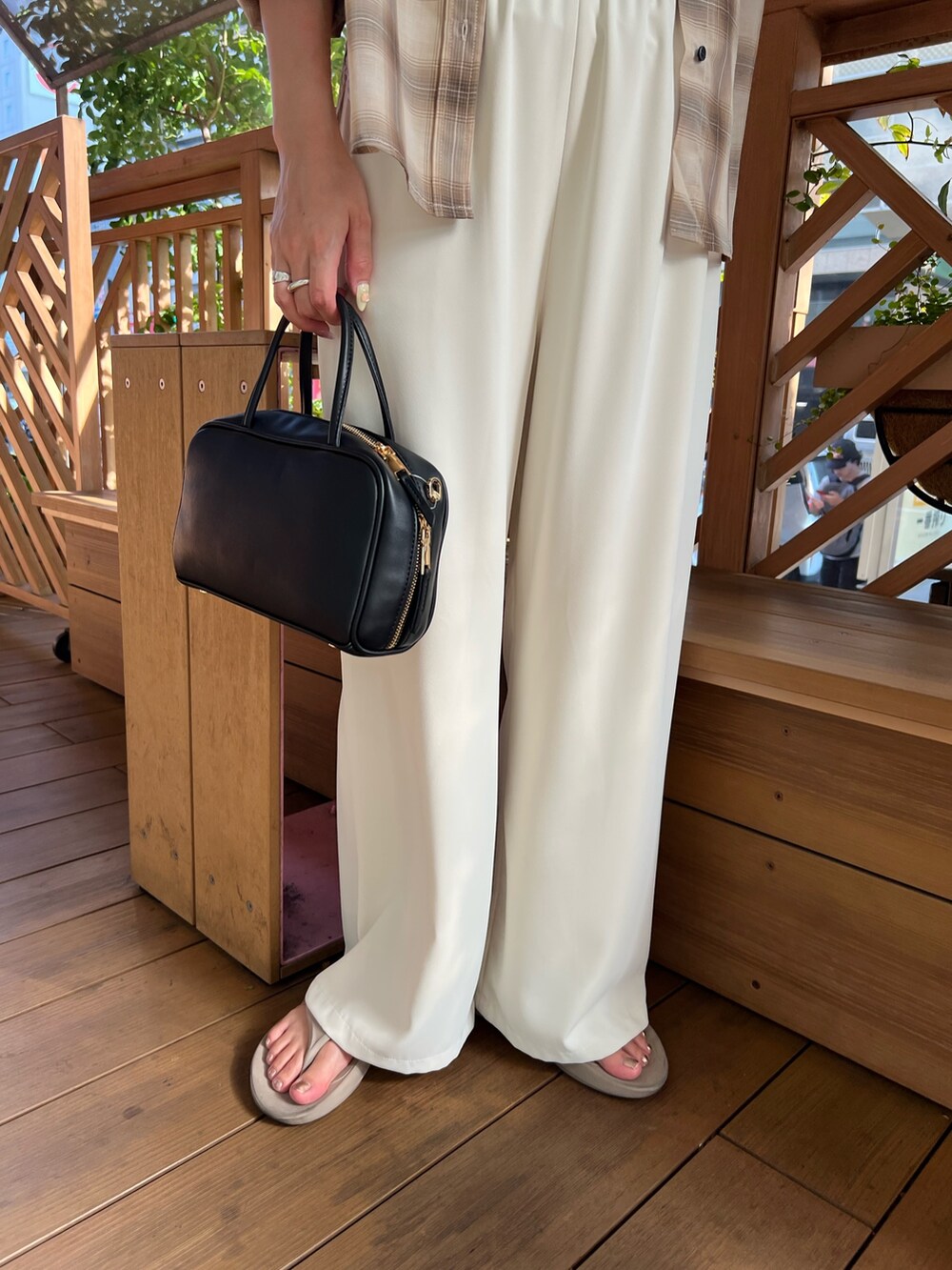 ブラウン系のタンクトップ、ベージュ系のシャツ/ブラウス、ホワイト系のその他パンツを着用したレディースの夏コーディネートの4枚目の写真