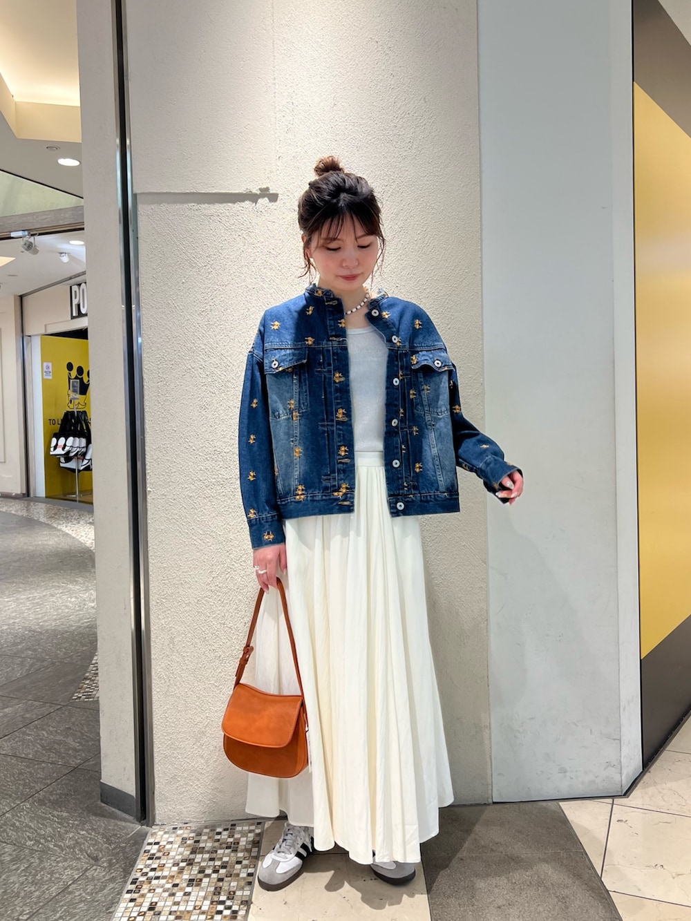 「ジャケット、春コーデ、春服コーデ、おでかけコーデ、オトナカジュアル、大人ファッション、春カラー、デニムジャケット、春めき満開コーデ、デニムコーデ、楽チンコーデ、大人コーデ、シンプルスタイル、デニム、春」｜「fredy emueのシルキーレーヨンフレアスカート（スカート、ホワイト系）」を使った、kotani.さん（レディース・165cm）の春コーディネートの2枚目の写真