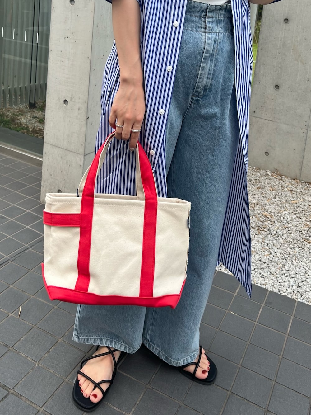 「みんなの白Tフェス、夏コーデ、麦わら帽子、休日スタイル、ストライプシャツ、GEVACO、夏ファッション、ラクチンコーデ、ゆったりコーデ、オトナカワイイ、着回しコーデ、大人可愛い、ホワイトコーデ、ノースリーブ、サンダルコーデ」｜「GEVACOの【GEVACO/ゲバコ】タイプライター半袖シャツワンピース（シャツワンピース、ブルー系）」を使った、kotani.さん（レディース・165cm）の夏コーディネートの4枚目の写真