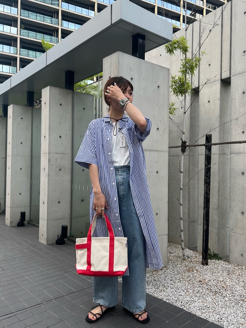 「みんなの白Tフェス、夏コーデ、麦わら帽子、休日スタイル、ストライプシャツ、GEVACO、夏ファッション、ラクチンコーデ、ゆったりコーデ、オトナカワイイ、着回しコーデ、大人可愛い、ホワイトコーデ、ノースリーブ、サンダルコーデ」｜「GEVACOの【GEVACO/ゲバコ】タイプライター半袖シャツワンピース（シャツワンピース、ブルー系）」を使った、kotani.さん（レディース・165cm）の夏コーディネートの2枚目の写真