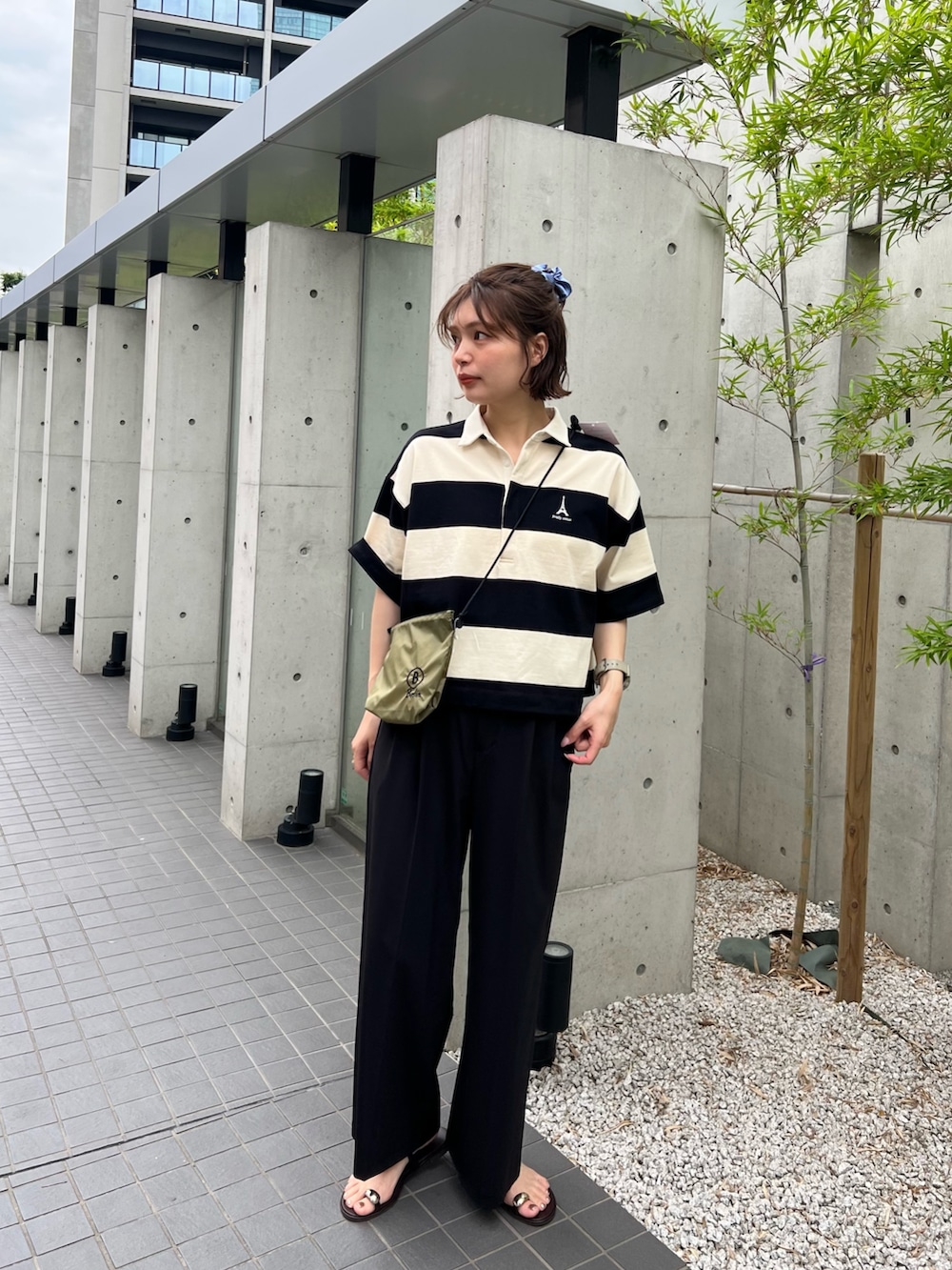 「ボーダー、サンダル、白Tシャツ、雨の日コーデ、モノトーン、大人かわいい、シンプル、楽チンコーデ、ゆるコーデ、大人コーデ、夏コーデ、通勤コーデ、ミニバッグ、キレイめ、黒Tシャツ」｜「fredy emueのワンポイント刺繍半袖ラガーシャツ（Tシャツ/カットソー、グレー系）」を使った、kotani.さん（レディース・165cm）の夏コーディネートの2枚目の写真