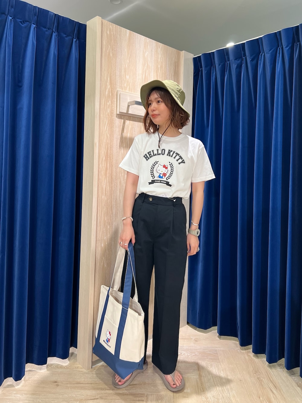 「キティーちゃん、キティちゃんコラボ、キティちゃんコーデ、ワイドパンツ、シャツスタイル、白Tシャツ、シンプルコーデ、大人女子、楽チンコーデ、春服コーデ、オトナカワイイ、きれいめコーデ、オトナカジュアル、ゆるコーデ、タックパンツ」｜「fredy emueのチノタックパンツ（チノパンツ、ブルー系）」を使った、kotani.さん（レディース・165cm）の春コーディネートの2枚目の写真