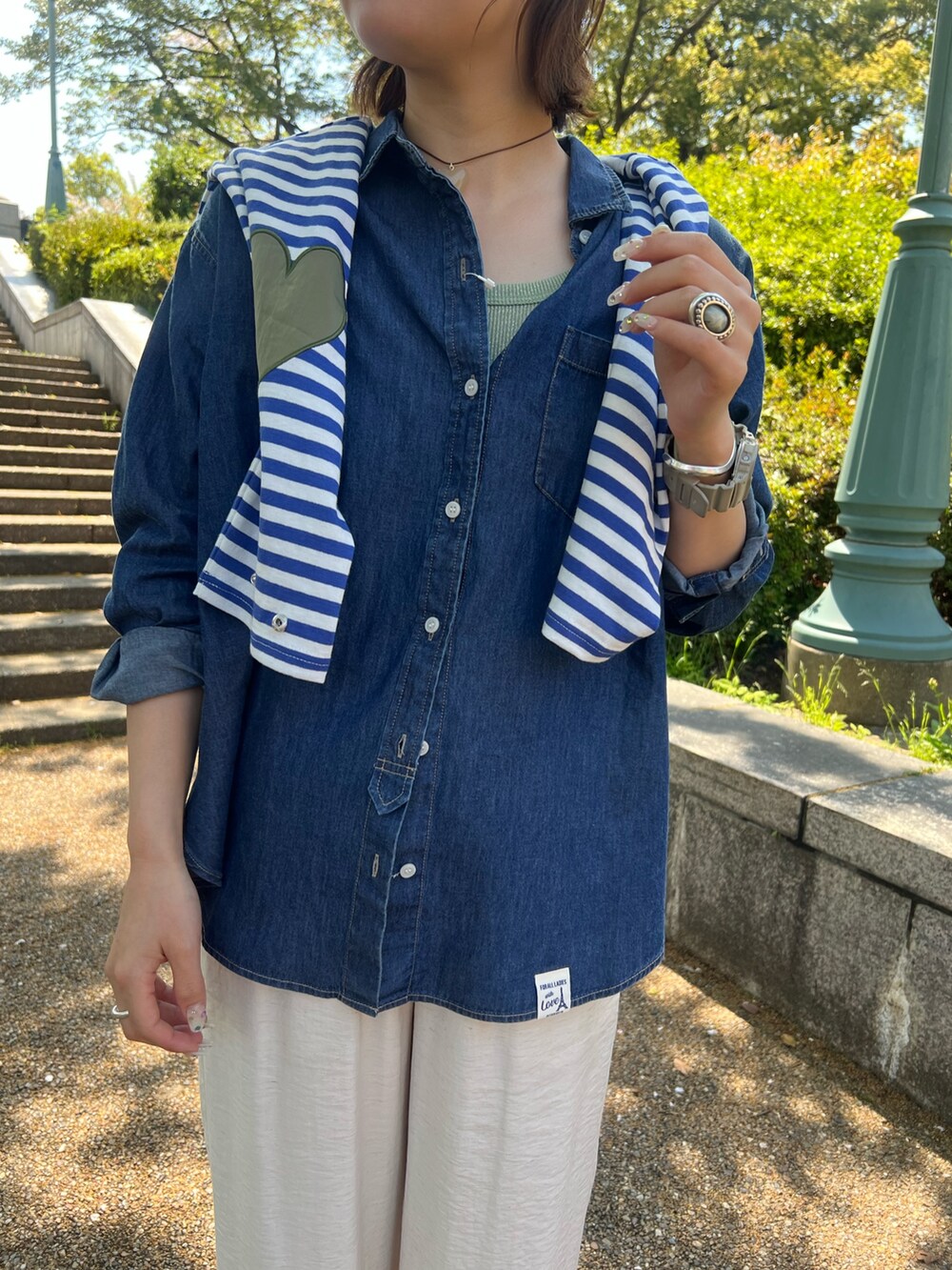 「大人カジュアル、ストライプシャツ、お出かけコーデ、春ファッション、シンプルスタイル、春カラー、大人かわいい、シャツスタイル、きれいめコーデ、ゆるコーデ、モノトーンコーデ、春服、大人コーデ、スニーカーコーデ、キレイめカジュアル」｜「GLOSTERの【GLOSTER/グロスター】WASHED DOG embroidery CAP キャップ 刺繍（キャップ、ベージュ系）」を使った、kotani.さん（レディース・165cm）の春コーディネートの3枚目の写真