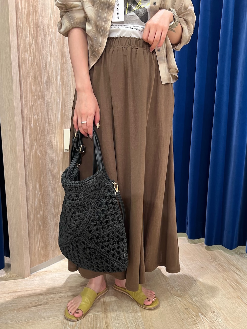「テーマパークコーデ、夏服コーデ、シンプルスタイル、おでかけコーデ、ラクチンコーデ、パンツコーデ、ワントーンコーデ、スカートスタイル、ロングスカート、キレイめカジュアル、スカートコーデ、ゆるコーデ、デニムジャケット、シアーシャツ、ミニバッグ」｜「fredy emueの異素材ハンドルペーパートート＆ショルダーバッグ（かごバッグ、ブラック系）」を使った、kotani.さん（レディース・165cm）の夏コーディネートの5枚目の写真