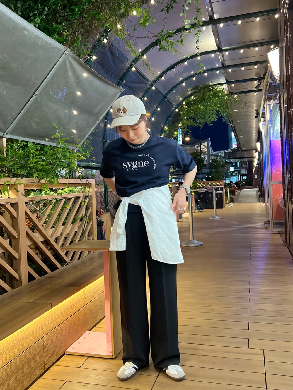 「デニムシャツ、春色、春服コーデ、シンプルコーデ、大人コーデ、ゆるコーデ、大人女子、シャツ/ブラウス、オトナカワイイ、カラーコーデ、キレイめカジュアル、ストライプシャツ、スラックスコーデ、キャップコーデ、大人カジュアル」｜「GLOSTERの【GLOSTER/グロスター】WASHED DOG embroidery CAP キャップ 刺繍（キャップ、ベージュ系）」を使った、kotani.さん（レディース・165cm）の春コーディネートの2枚目の写真