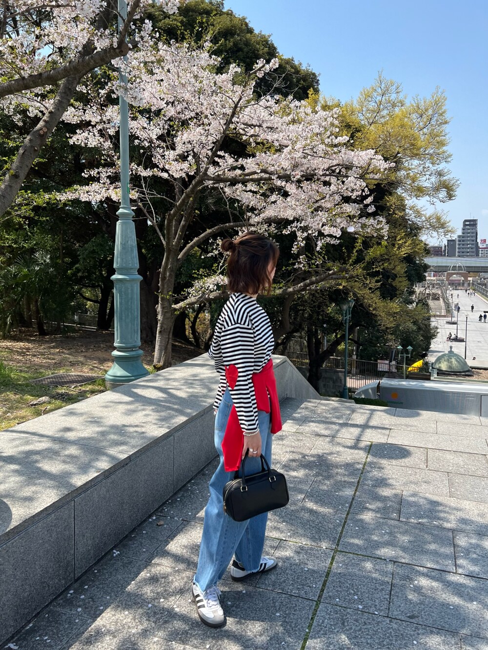 「ショルダーバッグ、春めき満開コーデ、デニムシャツ、淡色コーデ、カジュアルスタイル、大人女子、楽チンコーデ、春カラー、スニーカーコーデ、オトナカワイイ、デニムスタイル、カラーコーデ、ボーダー、デニムジャケット」｜「fredy emueのカーブデニムパンツ（デニムパンツ、ブルー系）」を使った、kotani.さん（レディース・165cm）の春コーディネートの3枚目の写真