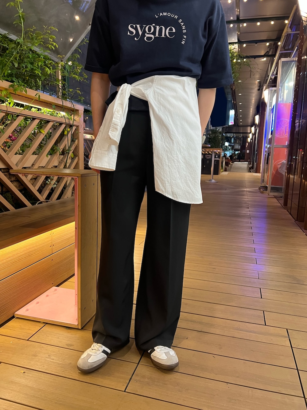 「デニムシャツ、春色、春服コーデ、シンプルコーデ、大人コーデ、ゆるコーデ、大人女子、シャツ/ブラウス、オトナカワイイ、カラーコーデ、キレイめカジュアル、ストライプシャツ、スラックスコーデ、キャップコーデ、大人カジュアル」｜「GLOSTERの【GLOSTER/グロスター】WASHED DOG embroidery CAP キャップ 刺繍（キャップ、ベージュ系）」を使った、kotani.さん（レディース・165cm）の春コーディネートの4枚目の写真