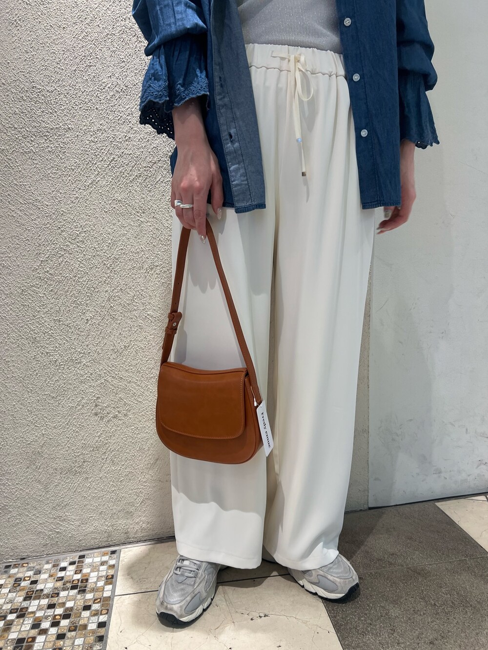 「ロンT、春コーデ、シアートップス、パンツコーデ、春服コーデ、大人カジュアルコーデ、大人ファッション、オトナカワイイ、大人かわいい、スニーカーコーデ、休日、春、きれいめコーデ、楽チンコーデ、大人可愛い」｜「fredy emueのとろみツイルストレートイージーパンツ（その他パンツ、ホワイト系）」を使った、kotani.さん（レディース・165cm）の春コーディネートの4枚目の写真
