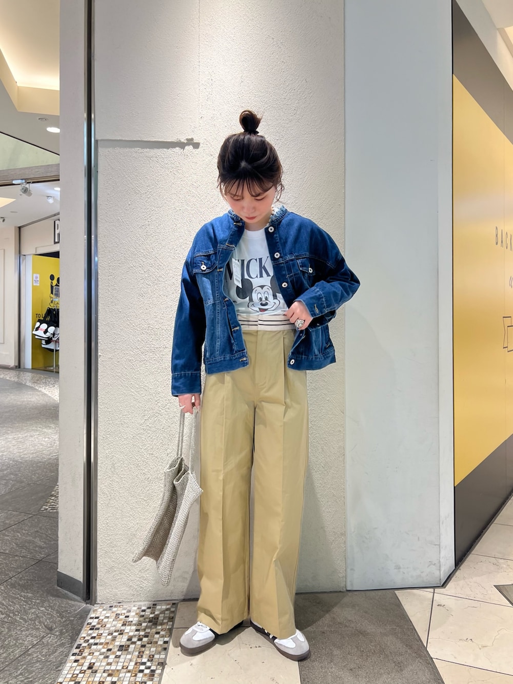「ロンT、春服、春カラー、おでかけコーデ、きれいめコーディネート、カジュアルスタイル、春夏コーデ、休日スタイル、オトナ女子、デニムコーデ、ブラックコーデ、春ニット、ラクチンコーデ、ブルーコーデ、ブルー」｜「fredy emueのチノマーベルトパンツ（チノパンツ、ベージュ系）」を使った、kotani.さん（レディース・165cm）の春コーディネートの2枚目の写真