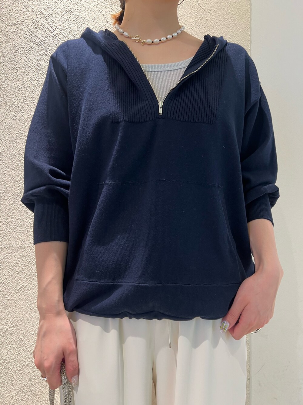 「ロンT、春コーデ、オトナカジュアル、お出かけコーデ、休日スタイル、春、春カラー、大人コーデ、オトナ女子、大人可愛い、トートバッグ、モノトーンコーデ、ママファッション、淡色コーデ、トラックジャケット」｜「fredy emueのニットアノラックプルオーバー（ニット/セーター、ブルー系）」を使った、kotani.さん（レディース・165cm）の春コーディネートの4枚目の写真