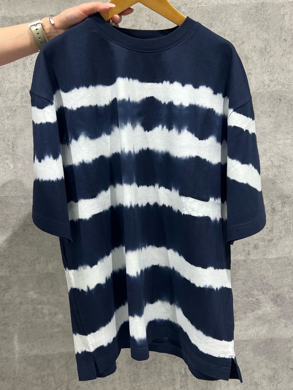 「父の日、父の日ギフト、白シャツ、柄シャツ、サングラス、モノトーン、ワイドパンツ、シャツスタイル、雨の日コーデ、白Tシャツ、黒Tシャツ、ラクチンコーデ、ゆるコーデ、夏コーデ、夏ファッション」|「GLOSTERの【GLOSTER/グロスター】16/-綿天竺 タイダイ染め ボーダークルーネックTシャツ(Tシャツ/カットソー、ブルー系)」を使った、kotani.さん(レディース・165cm)の春コーディネートの2枚目の写真