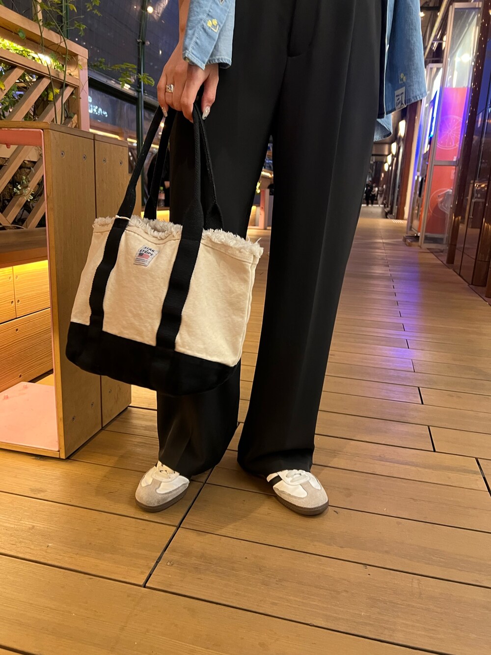 「デニムシャツ、デニムジャケット、春色、春、キレイめカジュアル、春服コーデ、楽チンコーデ、大人ファッション、ラフコーデ、大人コーデ、デニムコーデ、ブラウスコーデ、春服、シャツ好き集まれ、シャツコーデ」｜「fredy emueのとろみツイルタックスラックス【レングス長め丈あり】（スラックス、ブラック系）」を使った、kotani.さん（レディース・165cm）の春コーディネートの5枚目の写真