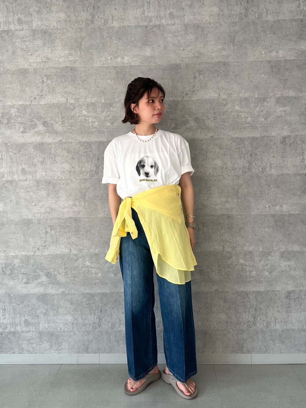 「柄シャツ、レイヤードスタイル、カーゴパンツ、サンダル、おでかけコーデ、大人女子、ラクチンコーデ、お出かけコーデ、シンプルカジュアル、シンプル、パンツコーデ、オトナ女子、初夏コーデ、大人ファッション、きれいめカジュアル」｜「fredy emueのラミーバンドカラーシャツ（シャツ/ブラウス、イエロー系）」を使った、kotani.さん（レディース・165cm）の夏コーディネートの2枚目の写真