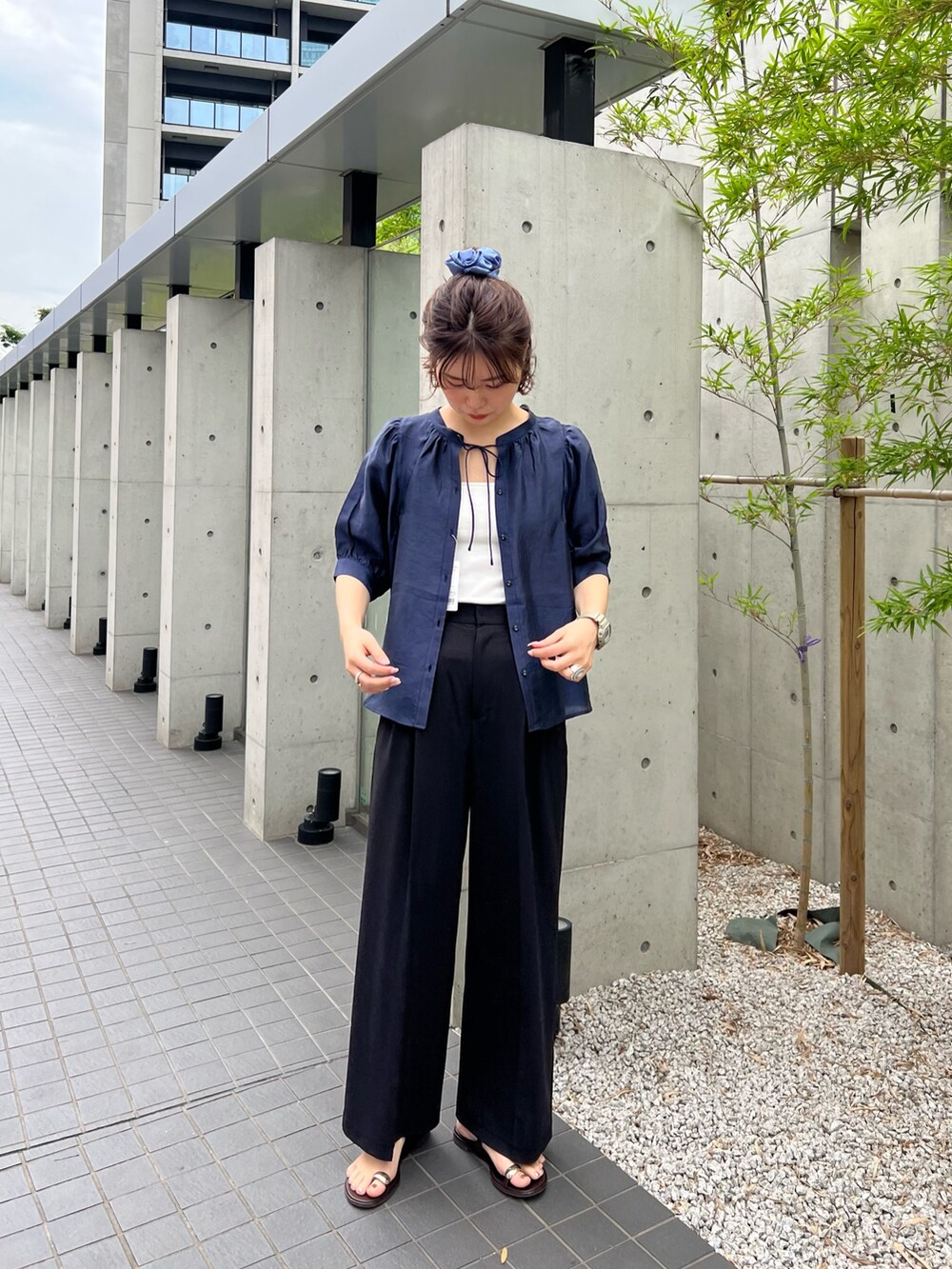 「ブラウス、ブラウスコーデ、ブラウス×デニム、サンダル、雨の日コーデ、モノトーン、大人かわいい、シンプル、大人コーデ、楽チンコーデ、ゆるコーデ、キレイめ、夏コーデ、通勤コーデ、カジュアルガーリー」｜「fredy emueのシャイニーシアー２WAYハーフスリーブブラウス（シャツ/ブラウス、ブルー系）」を使った、kotani.さん（レディース・165cm）の夏コーディネートの2枚目の写真