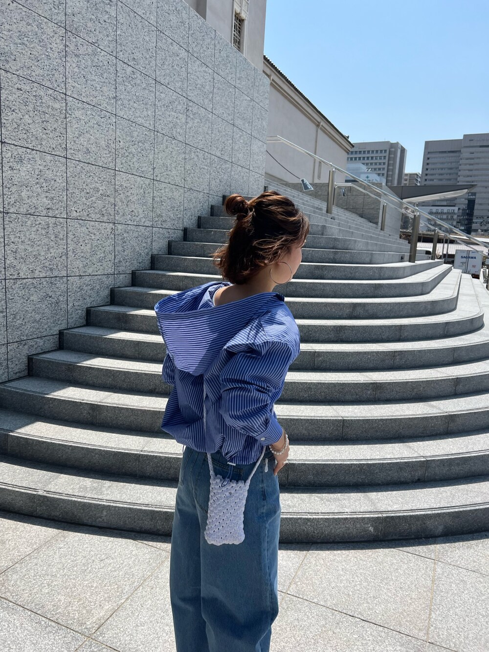 「デニムシャツ、春色、春めき満開コーデ、ストライプシャツ、オトナ女子、ゆるコーデ、ラクチンコーデ、キレイめ、着回しコーデ、オトナカワイイ、シンプルスタイル、春、トレンド、大人ガーリー、デニムコーデ」｜「fredy emueのストライプフーディーシャツ（シャツ/ブラウス、ブルー系）」を使った、kotani.さん（レディース・165cm）の春コーディネートの3枚目の写真