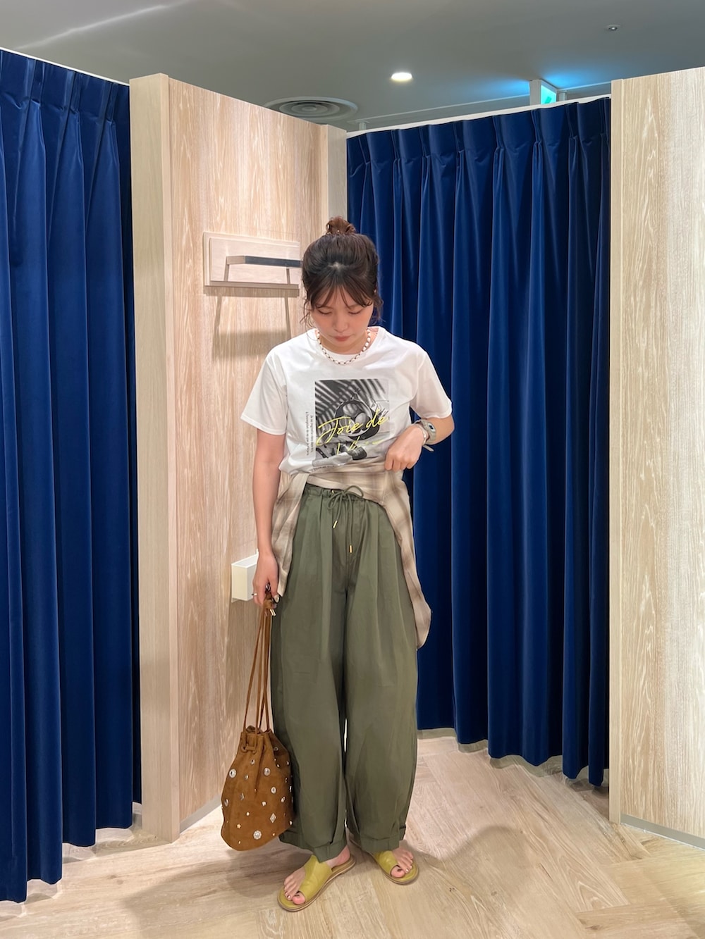 「白Tシャツ、カラーコーデ、カジュアルスタイル、休日スタイル、お出かけコーデ、大人コーデ、大人カジュアルコーデ、夏コーデ、キレイめカジュアル、大人かわいい、おでかけコーデ、初夏コーデ、着回しコーデ、キレイめコーデ、カジュアルガーリー」｜「fredy emueのLemonPhotoシルケット半袖Tシャツ（Tシャツ/カットソー、ホワイト系）」を使った、kotani.さん（レディース・165cm）の夏コーディネートの2枚目の写真