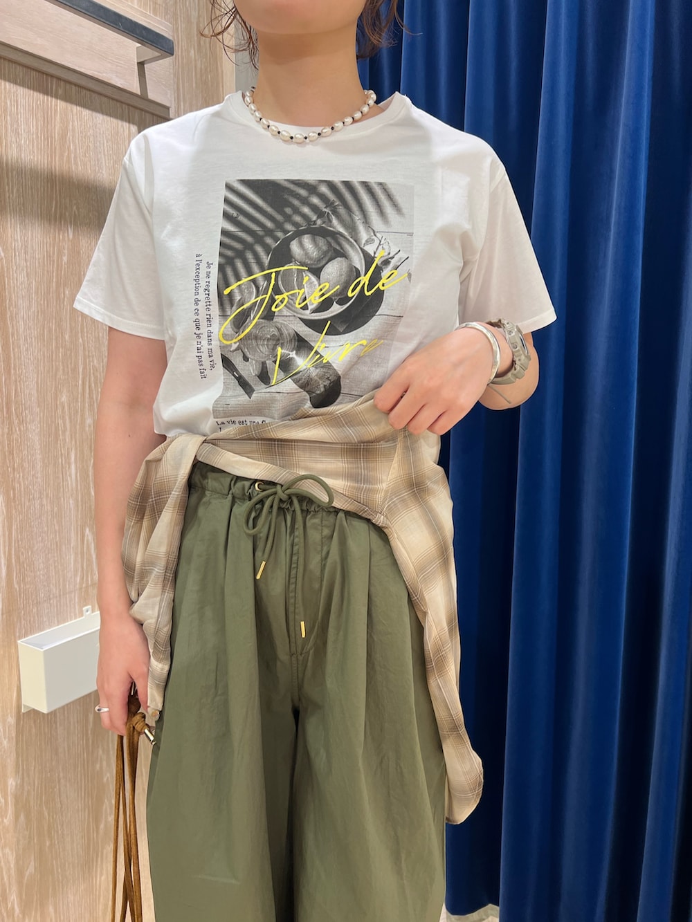 「白Tシャツ、カラーコーデ、カジュアルスタイル、休日スタイル、お出かけコーデ、大人コーデ、大人カジュアルコーデ、夏コーデ、キレイめカジュアル、大人かわいい、おでかけコーデ、初夏コーデ、着回しコーデ、キレイめコーデ、カジュアルガーリー」｜「fredy emueのLemonPhotoシルケット半袖Tシャツ（Tシャツ/カットソー、ホワイト系）」を使った、kotani.さん（レディース・165cm）の夏コーディネートの3枚目の写真