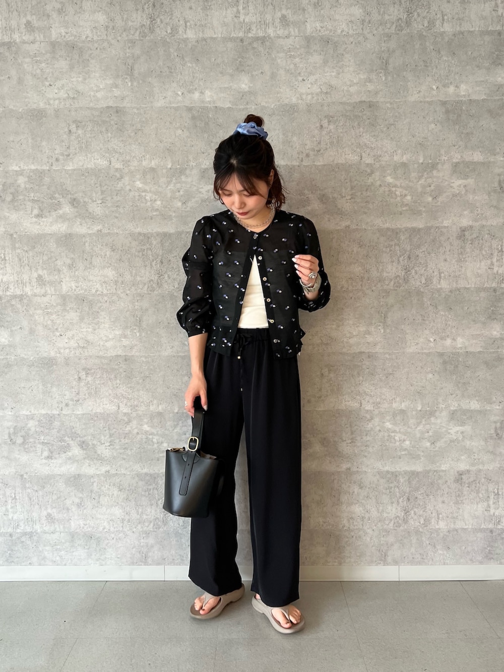 「柄シャツ、ワイドパンツ、シャツスタイル、白Tシャツ、淡色コーデ、シンプルコーデ、大人女子、楽チンコーデ、春服コーデ、オトナカワイイ、オトナカジュアル、きれいめコーデ、ワントーンコーデ、ゆるコーデ、レーストップス」｜「fredy emueのフラワージャガードシアーブラウス（シャツ/ブラウス、ブラック系）」を使った、kotani.さん（レディース・165cm）の春コーディネートの3枚目の写真
