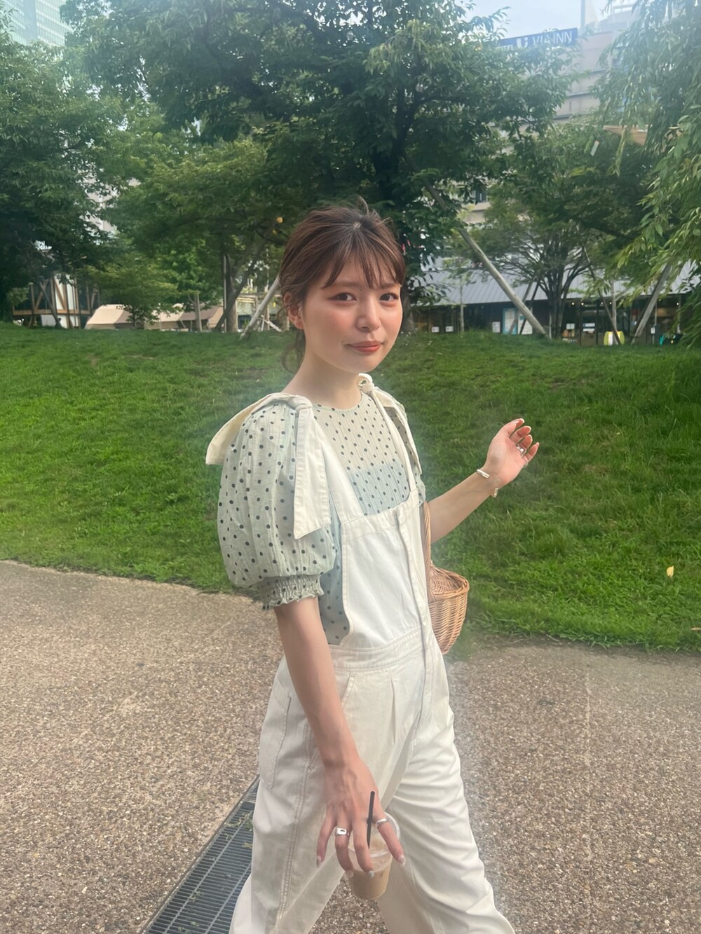 「サロペット、淡色コーデ、大人コーデ、休日スタイル、オトナカワイイ、ラクチンコーデ、パンツスタイル、カジュアルコーデ、大人ガーリー、ホワイト」｜「fredy emueのシアードット2WAYブラウス（シャツ/ブラウス、グリーン系）」を使った、kotani.さん（レディース・165cm）の夏コーディネートの2枚目の写真